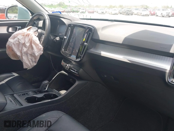 2019 Volvo XC40 Momentum with VIN YV4162UKXK2127207, listed as a IAAI auction lot 42221248 with 44,149 mi miles and . Bid and sale history available at DreamBid. Image 5.