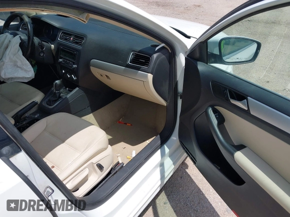 2014 Volkswagen Jetta SE with VIN 3VWD07AJXEM333132, listed as a IAAI auction lot 42637022 with 157,113 mi miles and . Bid and sale history available at DreamBid. Image 5.