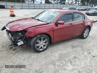 2014 Chrysler 200 Touring z VIN 1C3CCBBB2EN102221, wystawiony jako Copart lot #47847985 z przebiegiem 141 912 mil mil oraz Szkody całkowita. Historia ofert i sprzedaży dostępna na DreamBid. Obrazek 1.