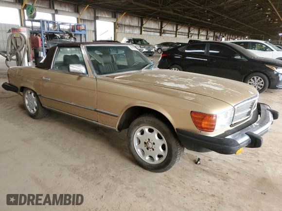 1983 Mercedes-Benz 380 SL z VIN WDBBA45A9DB027768, wystawiony jako Copart lot #49116105 z przebiegiem 154 332 mil mil oraz Czysty tytuł • Clean title. Historia ofert i sprzedaży dostępna na DreamBid. Obrazek 4.