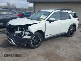 2023 Nissan Pathfinder SV z VIN 5N1DR3BD7PC272056, wystawiony jako IAAI lot #42184186 z przebiegiem 31 923 mil mil oraz . Historia ofert i sprzedaży dostępna na DreamBid. Obrazek 2.