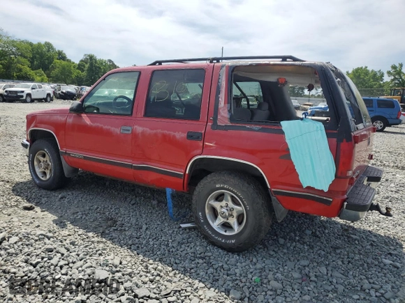 1999 GMC Yukon with VIN 1GKEK13R5XJ700234, listed as a Copart auction lot 55885584 with 163,129 mi miles and Salvage Title. Bid and sale history available at carsss.com. Image 2.