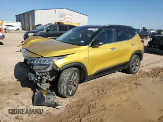 2021 Kia Seltos SX z VIN KNDETCA22M7054427, wystawiony jako Copart lot #56819495 z przebiegiem 93 904 mil mil oraz Szkoda całkowita • Salvage title. Historia ofert i sprzedaży dostępna na DreamBid. Obrazek 1.
