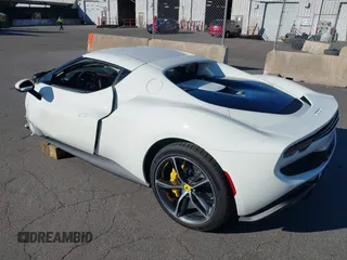 2024 Ferrari 296 GTB z VIN ZFF99SLA6R0303425, wystawiony jako IAAI lot #39193585 z przebiegiem Nie podano mil oraz . Historia ofert i sprzedaży dostępna na DreamBid. Obrazek 3.