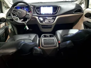 2024 Chrysler Pacifica Hybrid Select z VIN 2C4RC1S7XRR166687, wystawiony jako Copart lot #52501305 z przebiegiem 35 781 mil mil oraz Czysty tytuł • Clean title. Historia ofert i sprzedaży dostępna na DreamBid. Obrazek 8.