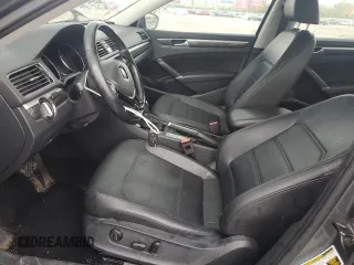 2017 Volkswagen Passat SE z VIN 1VWGT7A3XHC053786, wystawiony jako Copart lot #55421435 z przebiegiem 90 878 mil mil oraz Szkoda całkowita • Salvage title. Historia ofert i sprzedaży dostępna na DreamBid. Obrazek 7.
