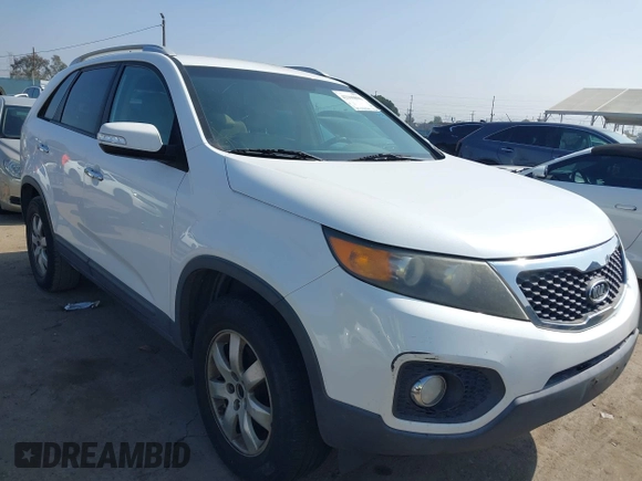 2011 Kia Sorento LX with VIN 5XYKT3A12BG001463, listed as a IAAI auction lot 42100806 with 185,547 mi miles. Bid and sale history available at carsss.com. Image 1.
