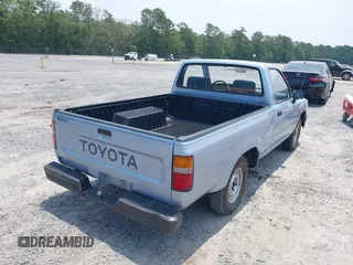 1990 Toyota Pickup z VIN JT4RN81R2L0043473, wystawiony jako IAAI lot #42410597 z przebiegiem 27 697 mil mil oraz . Historia ofert i sprzedaży dostępna na DreamBid. Obrazek 4.