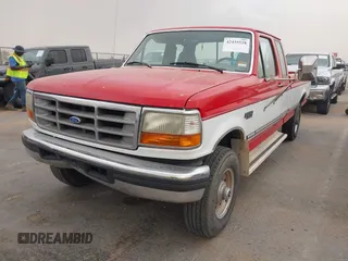 1996 Ford F-250 z VIN 1FTHX26G0TEA08492, wystawiony jako IAAI lot #42435528 z przebiegiem 108 159 mil mil oraz . Historia ofert i sprzedaży dostępna na DreamBid. Obrazek 2.