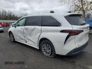 2021 Toyota Sienna LE z VIN 5TDKSKFC1MS017585, wystawiony jako Copart lot #84968164 z przebiegiem 31 279 mil mil oraz Szkoda całkowita • Salvage title. Historia ofert i sprzedaży dostępna na DreamBid. Obrazek 2.