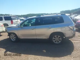 2011 Toyota Highlander z VIN 5TDBK3EHXBS050777, wystawiony jako IAAI lot #42305251 z przebiegiem Nie podano mil oraz . Historia ofert i sprzedaży dostępna na DreamBid. Obrazek 14.
