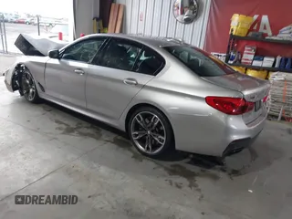 2020 BMW 5 Series M550i xDrive z VIN WBAJS7C07LCD85532, wystawiony jako IAAI lot #41518071 z przebiegiem 57 645 mil mil oraz . Historia ofert i sprzedaży dostępna na DreamBid. Obrazek 3.