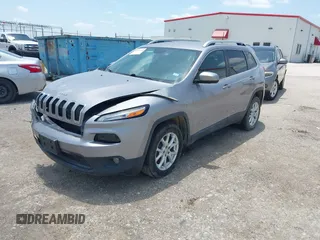 2018 Jeep Cherokee Latitude z VIN 1C4PJLCB2JD596149, wystawiony jako IAAI lot #42454131 z przebiegiem 86 393 mil mil oraz . Historia ofert i sprzedaży dostępna na DreamBid. Obrazek 17.