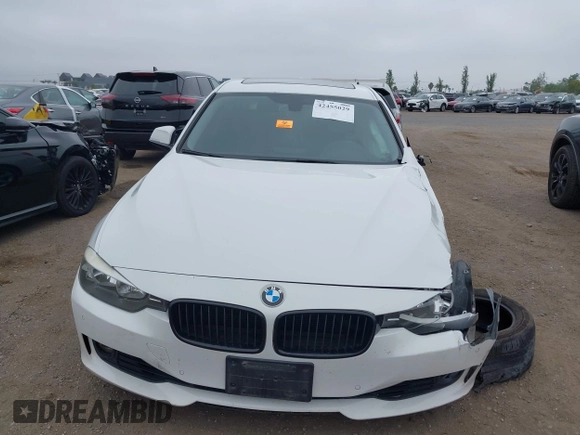 2015 BMW 3 Series 328i xDrive z VIN WBA3B3G56FNT19275, wystawiony jako IAAI lot #42455029 z przebiegiem Nie podano mil oraz . Historia ofert i sprzedaży dostępna na DreamBid. Obrazek 12.