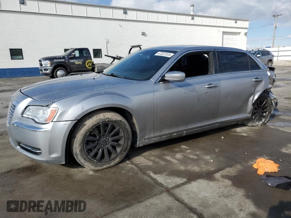 2013 Chrysler 300 z VIN 2C3CCAAG2DH572389, wystawiony jako Copart lot #47327315 z przebiegiem 144 262 mil mil oraz Szkoda całkowita • Salvage title. Historia ofert i sprzedaży dostępna na DreamBid. Obrazek 1.