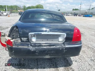 2008 Lincoln Town Car Limited z VIN 2LNHM82W68X659796, wystawiony jako IAAI lot #42105970 z przebiegiem 80 437 mil mil oraz . Historia ofert i sprzedaży dostępna na DreamBid. Obrazek 16.