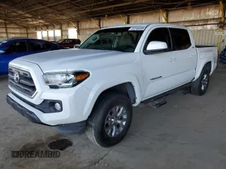 2017 Toyota Tacoma SR5 z VIN 3TMAZ5CN4HM047927, wystawiony jako Copart lot #54748255 z przebiegiem 87 906 mil mil oraz Szkody całkowita. Historia ofert i sprzedaży dostępna na DreamBid. Obrazek 1.