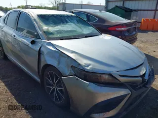 2023 Toyota Camry SE z VIN 4T1T11AK7PU794591, wystawiony jako IAAI lot #41983456 z przebiegiem 67 838 mil mil oraz . Historia ofert i sprzedaży dostępna na DreamBid. Obrazek 1.