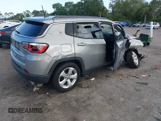 2020 Jeep Compass Altitude z VIN 3C4NJCBB6LT235321, wystawiony jako IAAI lot #42497160 z przebiegiem 25 615 mil mil oraz . Historia ofert i sprzedaży dostępna na DreamBid. Obrazek 4.