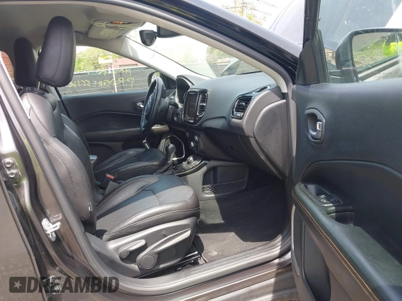 2018 Jeep Compass Limited z VIN 3C4NJDCB4JT284146, wystawiony jako IAAI lot #42375947 z przebiegiem 84 481 mil mil oraz . Historia ofert i sprzedaży dostępna na DreamBid. Obrazek 5.