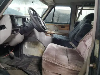1995 Chevrolet Chevy Van z VIN 1GBEG25K2SF243949, wystawiony jako Copart lot #50422305 z przebiegiem 193 169 mil mil oraz Szkody całkowita. Historia ofert i sprzedaży dostępna na DreamBid. Obrazek 7.