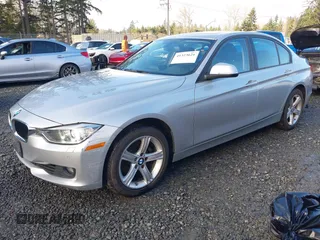 2015 BMW 3 Series 328i xDrive z VIN WBA3B5C56FF962334, wystawiony jako IAAI lot #41323621 z przebiegiem 33 419 mil mil oraz . Historia ofert i sprzedaży dostępna na DreamBid. Obrazek 2.