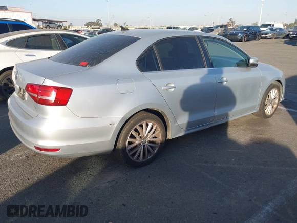 2015 Volkswagen Jetta Sport z VIN 3VWD17AJ5FM220946, wystawiony jako IAAI lot #41384898 z przebiegiem 164 172 mil mil oraz . Historia ofert i sprzedaży dostępna na DreamBid. Obrazek 4.