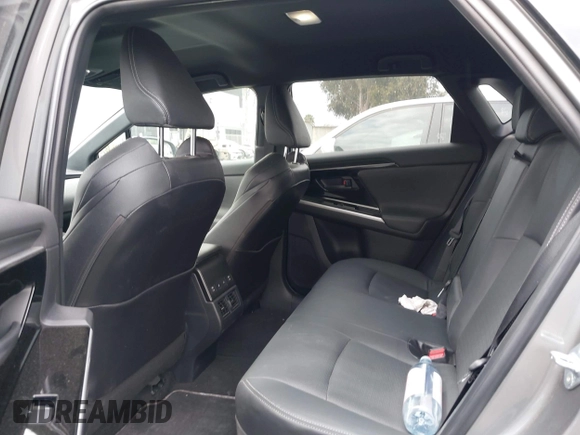 2024 Subaru Solterra Premium z VIN JTMABABA2RA056054, wystawiony jako IAAI lot #42018399 z przebiegiem 6 220 mil mil oraz . Historia ofert i sprzedaży dostępna na DreamBid. Obrazek 24.