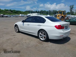 2013 BMW 3 Series 328i xDrive z VIN WBA3B3C56DF532787, wystawiony jako IAAI lot #42680965 z przebiegiem 152 352 mil mil oraz . Historia ofert i sprzedaży dostępna na DreamBid. Obrazek 3.