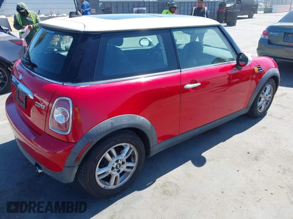 2012 MINI Hardtop z VIN WMWSU3C58CT541805, wystawiony jako IAAI lot #42651734 z przebiegiem 133 314 mil mil oraz . Historia ofert i sprzedaży dostępna na DreamBid. Obrazek 4.
