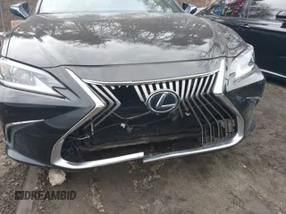 2020 Lexus ES with VIN 58ADZ1B16LU075774, listed as a IAAI auction lot 41659318 with 38,796 mi miles. Bid and sale history available at carsss.com. Image 6.
