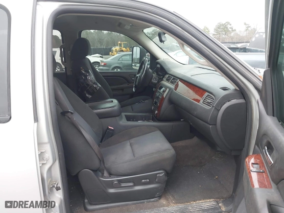 2010 Chevrolet Suburban Commercial with VIN 1GNUKHE30AR186320, listed as a IAAI auction lot 41544991 with 216,037 mi miles. Bid and sale history available at carsss.com. Image 5.