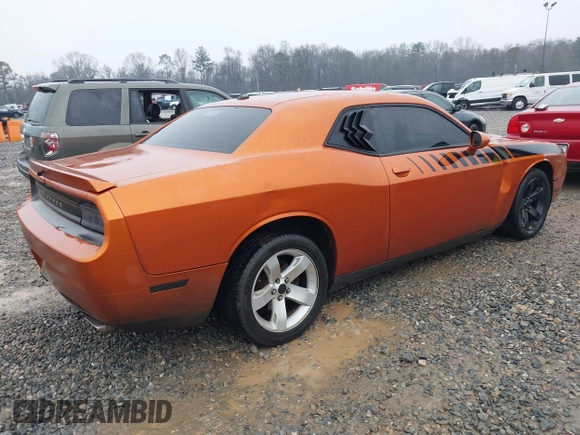2011 Dodge Challenger z VIN 2B3CJ4DG5BH605530, wystawiony jako IAAI lot #41437632 z przebiegiem 139 992 mil mil oraz . Historia ofert i sprzedaży dostępna na DreamBid. Obrazek 4.