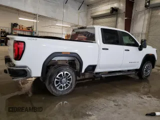 2024 GMC Sierra 3500HD Pro z VIN 1GT49SE75RF393920, wystawiony jako Copart lot #74218914 z przebiegiem 9858 mil mil oraz Szkoda całkowita • Salvage title. Historia ofert i sprzedaży dostępna na DreamBid. Obrazek 3.