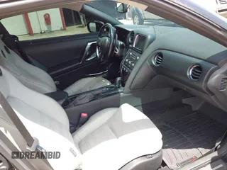 2013 Nissan GT-R Premium с VIN JN1AR5EF3DM260799, выставлен на аукционе IAAI как лот 42450797 с пробегом 54 321 миль миль и . История ставок и продаж доступна на DreamBid. Изображение 5.