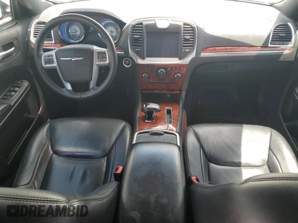 2014 Chrysler 300 z VIN 2C3CCAAG9EH239902, wystawiony jako Copart lot #56529875 z przebiegiem 118 752 mil mil oraz Szkody całkowita. Historia ofert i sprzedaży dostępna na DreamBid. Obrazek 8.