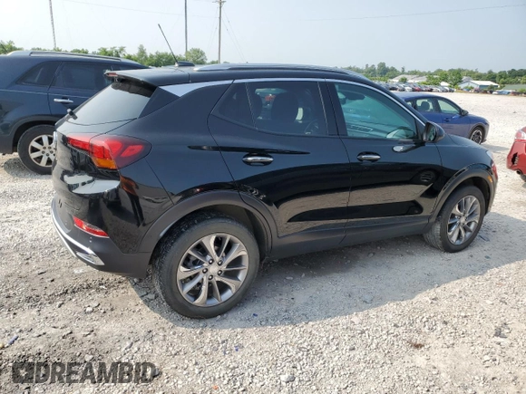 2022 Buick Encore GX Essence z VIN KL4MMGSL2NB116070, wystawiony jako Copart lot #60507625 z przebiegiem 40 067 mil mil oraz Szkoda całkowita • Salvage title. Historia ofert i sprzedaży dostępna na DreamBid. Obrazek 3.