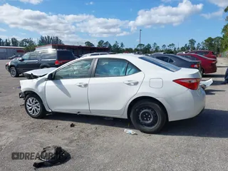 2018 Toyota Corolla L z VIN 5YFBURHE6JP849560, wystawiony jako IAAI lot #41321313 z przebiegiem 136 310 mil mil oraz . Historia ofert i sprzedaży dostępna na DreamBid. Obrazek 14.