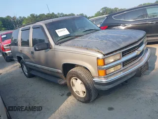 1999 Chevrolet Tahoe Z71 z VIN 1GNEK13R1XJ495790, wystawiony jako IAAI lot #42389347 z przebiegiem 214 109 mil mil oraz . Historia ofert i sprzedaży dostępna na DreamBid. Obrazek 1.