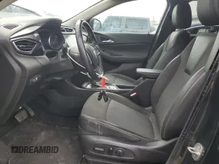 2020 Buick Encore GX Preferred z VIN KL4MMCSL6LB127482, wystawiony jako Copart lot #50872545 z przebiegiem 83 621 mil mil oraz Szkoda całkowita • Salvage title. Historia ofert i sprzedaży dostępna na DreamBid. Obrazek 7.