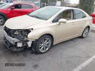 2010 Lexus HS 250h z VIN JTHBB1BA5A2001390, wystawiony jako IAAI lot #41461395 z przebiegiem 140 654 mil mil oraz . Historia ofert i sprzedaży dostępna na DreamBid. Obrazek 18.