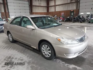 2005 Toyota Camry STD z VIN 4T1BE32K65U019092, wystawiony jako IAAI lot #42547993 z przebiegiem 243 149 mil mil oraz . Historia ofert i sprzedaży dostępna na DreamBid. Obrazek 1.