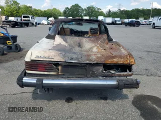 1983 Mercedes-Benz 380 SL z VIN WDBBA45A3DB027653, wystawiony jako Copart lot #58926515 z przebiegiem 115 854 mil mil oraz Szkoda całkowita • Salvage title. Historia ofert i sprzedaży dostępna na DreamBid. Obrazek 6.