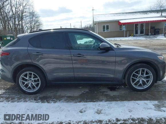 2019 Alfa Romeo Stelvio z VIN ZASPAKAN5K7C49428, wystawiony jako IAAI lot #41590351 z przebiegiem 60 052 mil mil oraz . Historia ofert i sprzedaży dostępna na DreamBid. Obrazek 14.