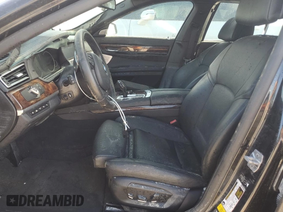 2015 BMW 7 Series 750Li xDrive z VIN WBAYF8C56FD654233, wystawiony jako Copart lot #83321604 z przebiegiem Nie podano mil oraz Nie do naprawy • Non repairable. Historia ofert i sprzedaży dostępna na DreamBid. Obrazek 7.