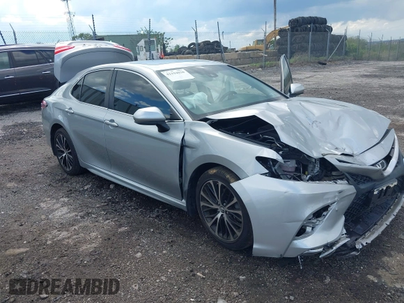 2018 Toyota Camry LE z VIN 4T1B11HK8JU649942, wystawiony jako IAAI lot #42194030 z przebiegiem 54 687 mil mil oraz . Historia ofert i sprzedaży dostępna na DreamBid. Obrazek 1.