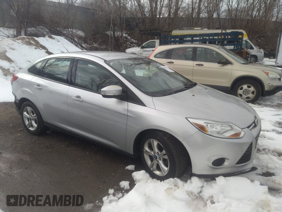 2013 Ford Focus SE with VIN 1FADP3F25DL271105, listed as a IAAI auction lot 36260870 with 122,592 mi miles. Bid and sale history available at carsss.com. Image 1.