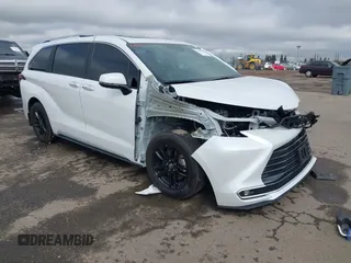 2024 Toyota Sienna Platinum z VIN 5TDESKFC8RS146914, wystawiony jako IAAI lot #41814437 z przebiegiem 14 363 mil mil oraz . Historia ofert i sprzedaży dostępna na DreamBid. Obrazek 1.