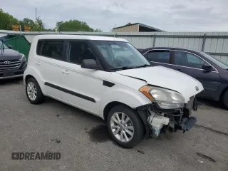 2013 Kia Soul + z VIN KNDJT2A69D7550983, wystawiony jako Copart lot #57416965 z przebiegiem 112 304 mil mil oraz Szkoda całkowita • Salvage title. Historia ofert i sprzedaży dostępna na DreamBid. Obrazek 4.
