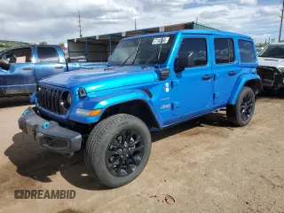 2024 Jeep Wrangler Sahara z VIN 1C4RJXP60RW163829, wystawiony jako Copart lot #57182365 z przebiegiem 16 873 mil mil oraz Szkoda całkowita • Salvage title. Historia ofert i sprzedaży dostępna na DreamBid. Obrazek 1.